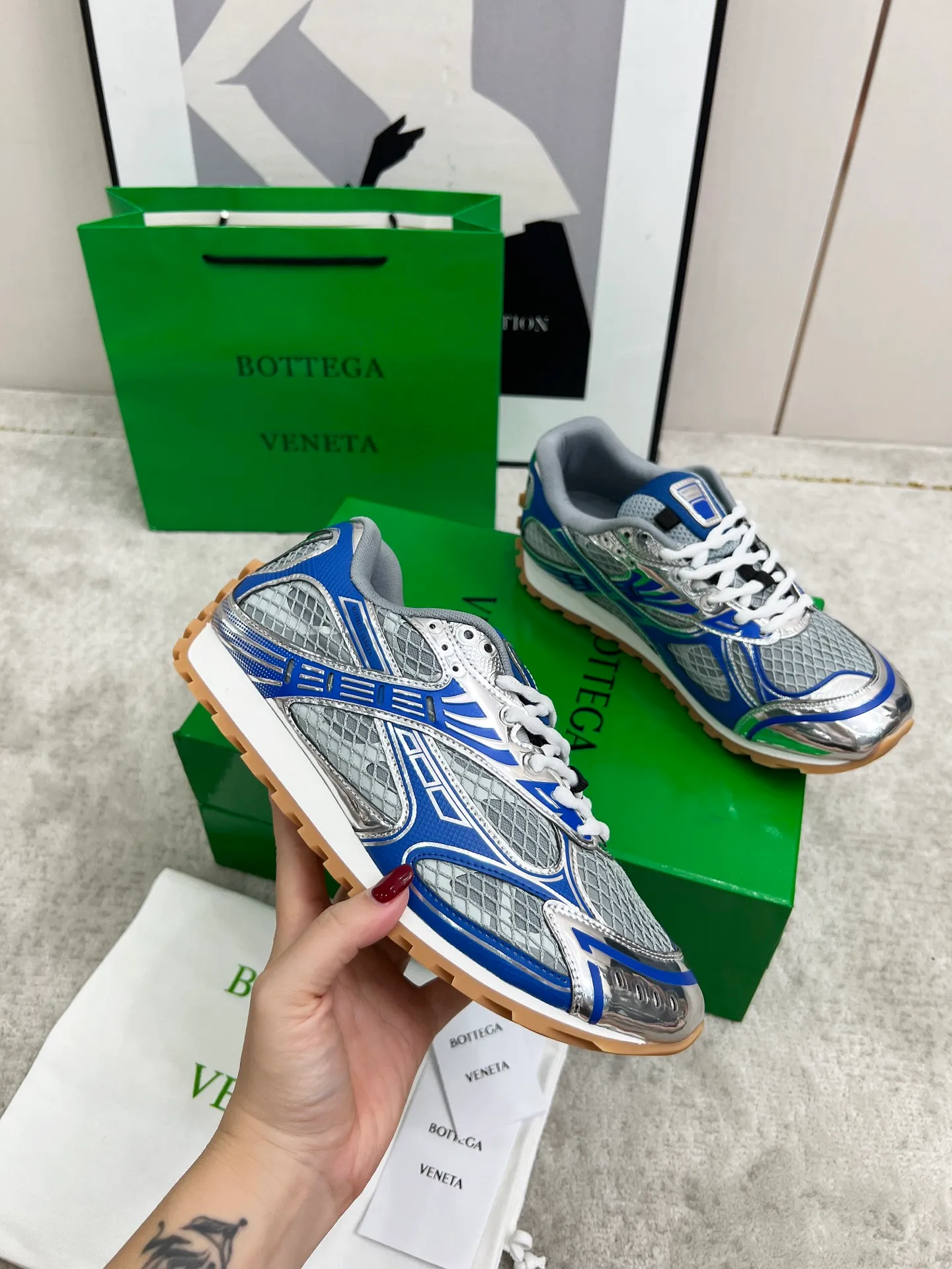 P540. Top version (couples model) Bottega Veneta Bottega Veneta 23ss autumn and winter show BV Orbit sneakers Wang Yibo's same style couples casual shoes dad shoes! Runner sneakers! Original purchase and development!  Made of original lightweight technical mesh fabric, the same as the original version! The process is complicated!  Paired with a rubber outsole designed with a geometric pattern, the high version of the Wang Zha series is actually much taller, but the legs still look slim. Very nice. Durable and playable, standard and version-matching shoe package technology, look for high-end versions. The original outsole is exclusively molded, and the color-blocked TPU outsole is used. The material and weight are the same as the original!  Size: #Female 35-41 (40 and 41 customized sizes are non-refundable) Male 39-45 (45 size customized are non-returnable and exchangeable)